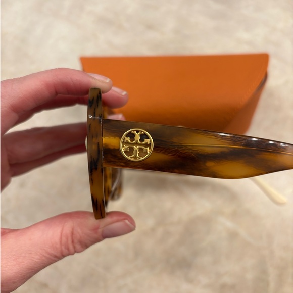 Women’s Tory Burch sunglasses - Picture 6 of 7